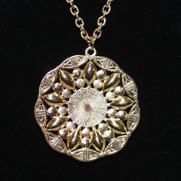 Pearl and Pink Circular Pendant on Golden Chain Necklace - Picture 5 of 9